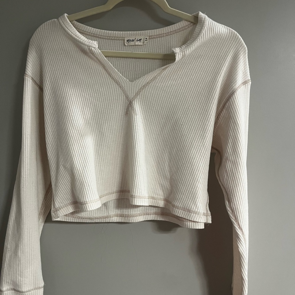 Cream Cropped Long Sleeve Sweatshirt with Relaxed Fit and Rounded Neckline